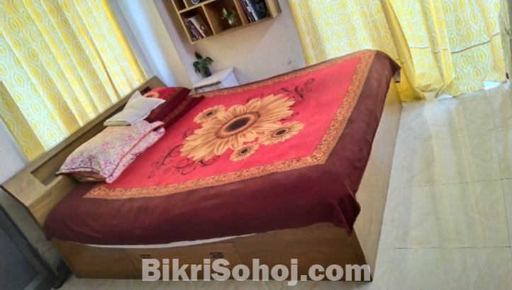 ৬ ফিট x ৭  ফিট একটি খাট বিক্রি করা হবে।